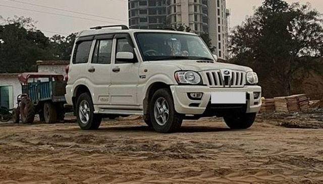 https://images10.gaadi.com/usedcar_image/3691699/original/processed_c92d81bc-9244-4c63-82a9-63d4aad24604.jpeg?imwidth=6400