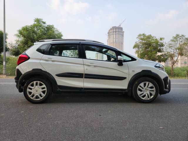 https://images10.gaadi.com/usedcar_image/3691733/original/img2923367__used_car_2923367_1701104634.jpg?imwidth=6401