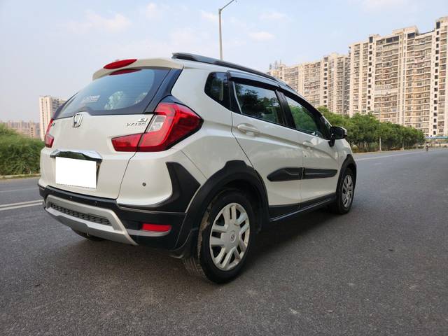 https://images10.gaadi.com/usedcar_image/3691733/original/processed_img2923367__used_car_2923367_1701104636.jpg?imwidth=6402