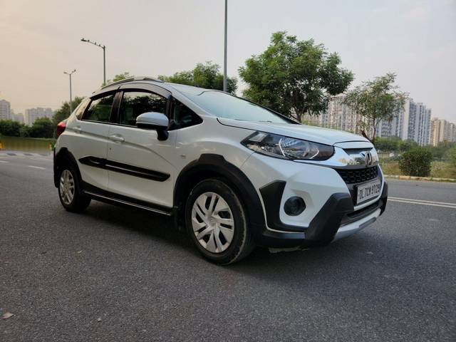 https://images10.gaadi.com/usedcar_image/3691733/original/processed_img2923367__used_car_2923367_1701104643.jpg?imwidth=6400
