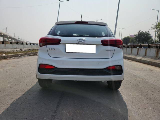 https://images10.gaadi.com/usedcar_image/3691737/original/processed_img2923369__used_car_2923369_1701104820.jpg?imwidth=6402