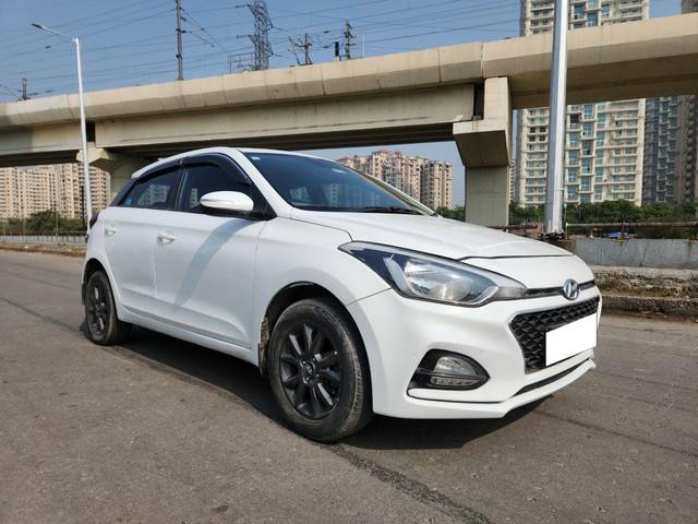 https://images10.gaadi.com/usedcar_image/3691737/original/processed_img2923369__used_car_2923369_1701104832.jpg?imwidth=6400
