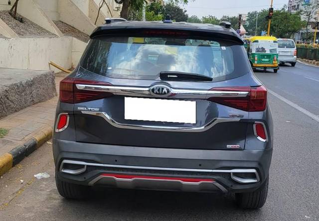 https://images10.gaadi.com/usedcar_image/3691738/original/processed_919d609d-6e71-4695-a098-83fdda973486.jpg?imwidth=6401
