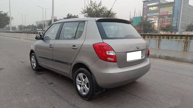 https://images10.gaadi.com/usedcar_image/3691746/original/processed_img2923371__used_car_2923371_1701105341.jpg?imwidth=6402