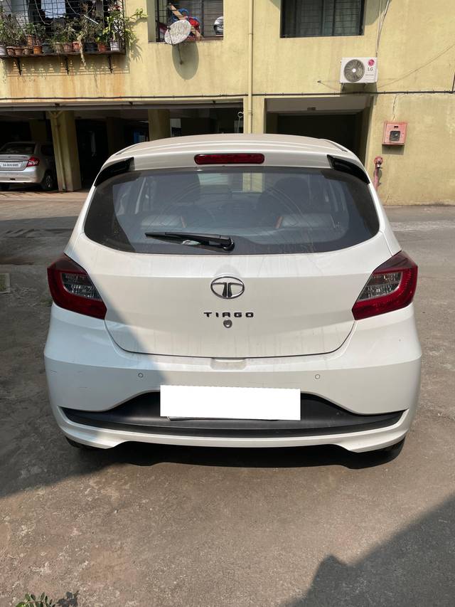 https://images10.gaadi.com/usedcar_image/3691804/original/processed_8852cccf-67b6-446e-8415-0eba94469d38.jpeg?imwidth=6402