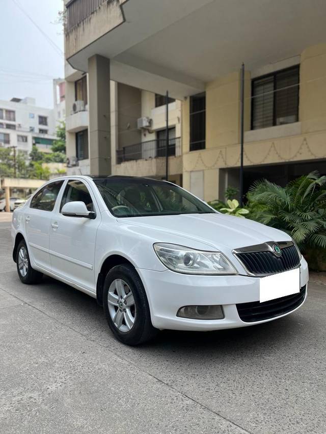 https://images10.gaadi.com/usedcar_image/3692028/original/processed_img2923417__used_car_2923417_1701149728.jpg?imwidth=6400