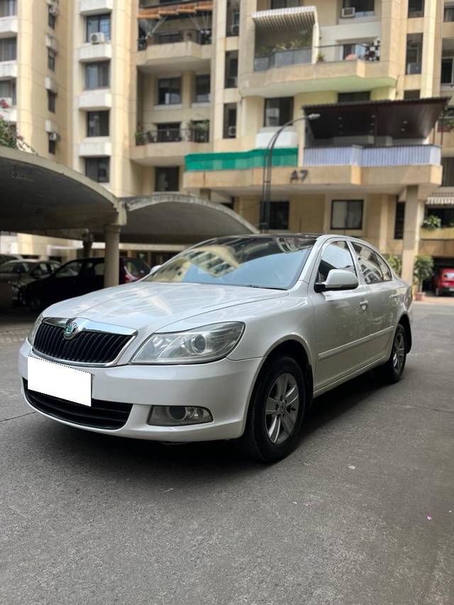 https://images10.gaadi.com/usedcar_image/3692028/original/processed_img2923417__used_car_2923417_1701149730.jpg?imwidth=6402