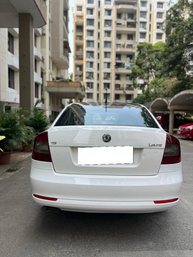 https://images10.gaadi.com/usedcar_image/3692028/original/processed_img2923417__used_car_2923417_1701149731.jpg?imwidth=6401