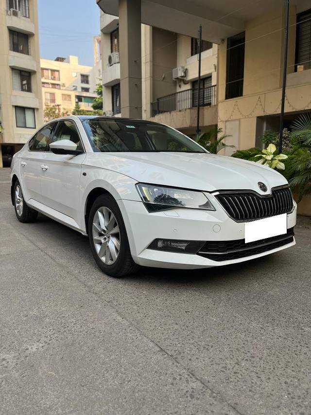https://images10.gaadi.com/usedcar_image/3692032/original/processed_img2923420__used_car_2923420_1701149958.jpg?imwidth=6400