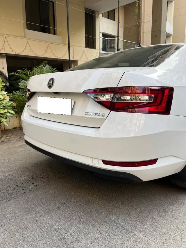 https://images10.gaadi.com/usedcar_image/3692032/original/processed_img2923420__used_car_2923420_1701149971.jpg?imwidth=6401