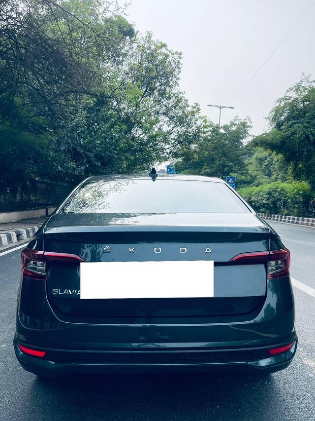 https://images10.gaadi.com/usedcar_image/3692083/original/processed_img2923454__used_car_2923454_1701151654.jpg?imwidth=6402