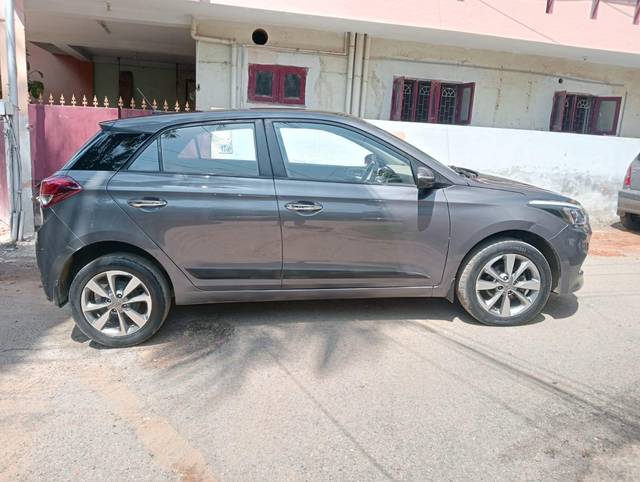 https://images10.gaadi.com/usedcar_image/3692140/original/processed_img2923488__used_car_2923488_1701153774.jpg?imwidth=6401