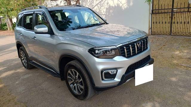 https://images10.gaadi.com/usedcar_image/3692176/original/processed_img2923508__used_car_2923508_1701154858.jpg?imwidth=6400