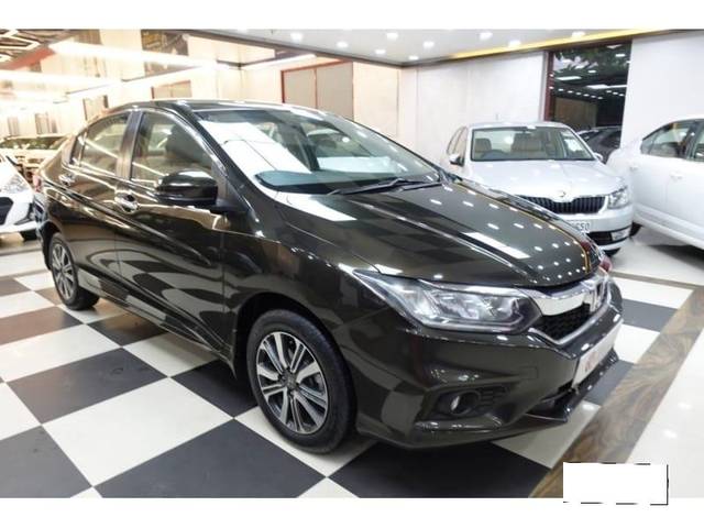 https://images10.gaadi.com/usedcar_image/3692178/original/processed_img2923510__used_car_2923510_1701154877.jpg?imwidth=6401