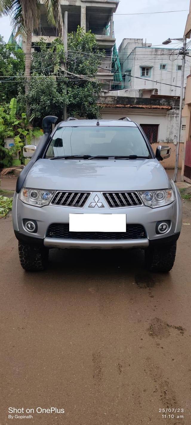 https://images10.gaadi.com/usedcar_image/3692202/original/processed_img2923523__used_car_2923523_1701155750.jpg?imwidth=6402