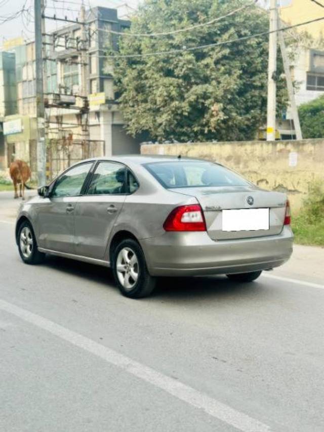 https://images10.gaadi.com/usedcar_image/3692211/original/processed_7a8d38f2-5023-4e9d-8a33-cc238606bbff.jpeg?imwidth=6402