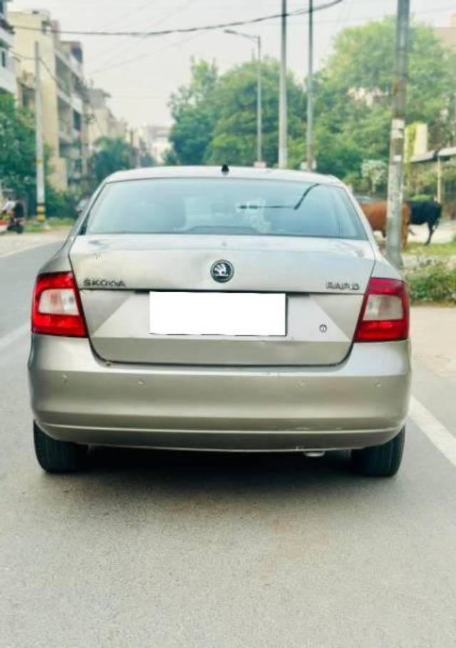 https://images10.gaadi.com/usedcar_image/3692211/original/processed_9b17d3a0-7de6-4ec2-8626-d3e9e72fdf9f.jpeg?imwidth=6401