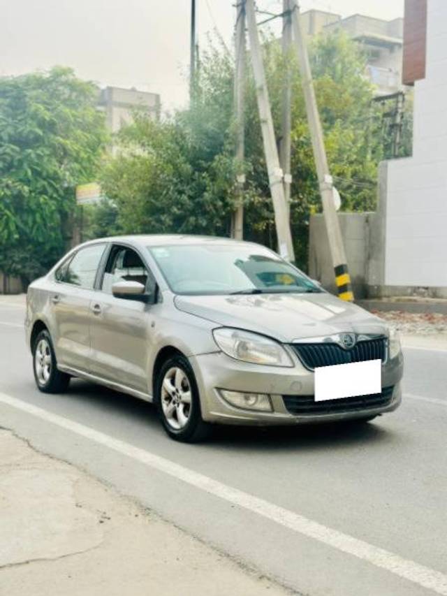 https://images10.gaadi.com/usedcar_image/3692211/original/processed_f766e4f7-68e4-4d60-88cc-cc6f27940ee6.jpeg?imwidth=6400