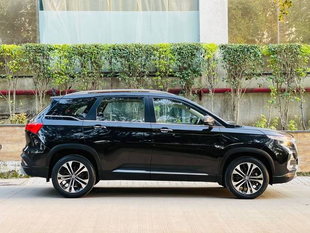 https://images10.gaadi.com/usedcar_image/3692282/original/img2923576__used_car_2923576_1701157602.jpg?imwidth=6401