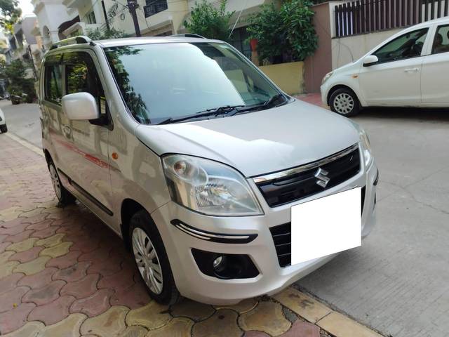 https://images10.gaadi.com/usedcar_image/3692288/original/processed_img2923579__used_car_2923579_1701158300.jpg?imwidth=6400