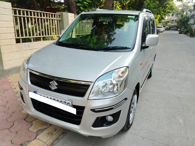 https://images10.gaadi.com/usedcar_image/3692288/original/processed_img2923579__used_car_2923579_1701158303.jpg?imwidth=6402