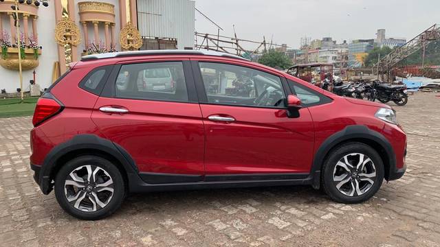https://images10.gaadi.com/usedcar_image/3692302/original/img2923589__used_car_2923589_1701158259.jpg?imwidth=6401