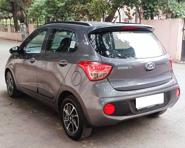 https://images10.gaadi.com/usedcar_image/3692313/original/processed_img2923594__used_car_2923594_1701158700.jpg?imwidth=6400