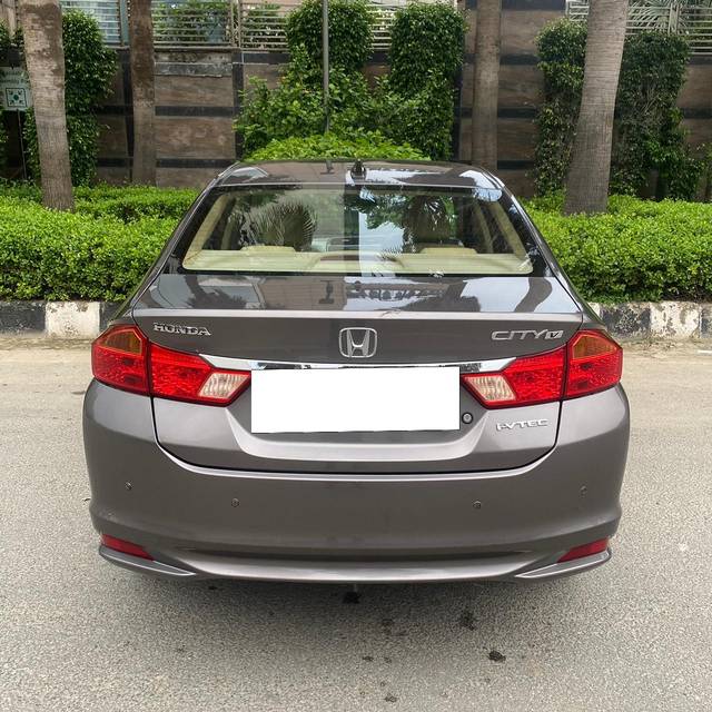 https://images10.gaadi.com/usedcar_image/3692366/original/processed_img2923622__used_car_2923622_1701160283.jpg?imwidth=6402