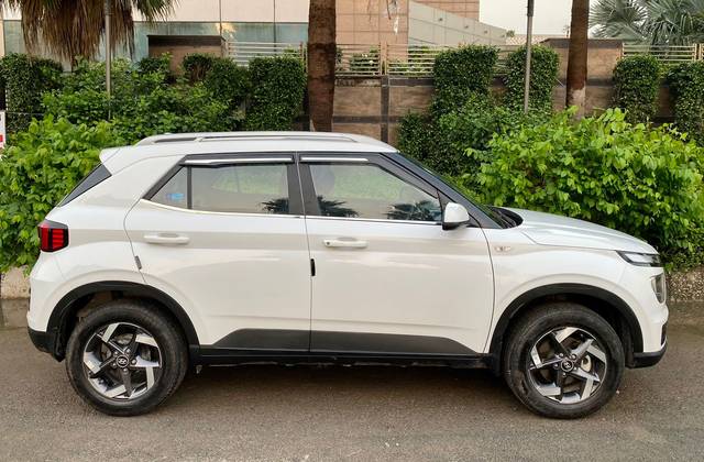 https://images10.gaadi.com/usedcar_image/3692377/original/img2923628__used_car_2923628_1701160552.jpg?imwidth=6401