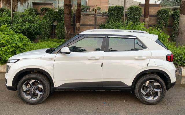 https://images10.gaadi.com/usedcar_image/3692377/original/processed_img2923628__used_car_2923628_1701160554.jpg?imwidth=6400