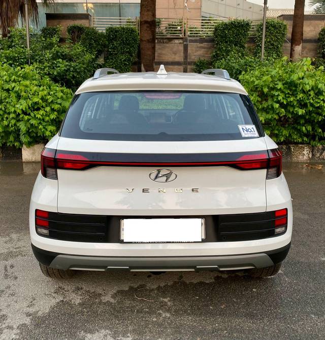 https://images10.gaadi.com/usedcar_image/3692377/original/processed_img2923628__used_car_2923628_1701160555.jpg?imwidth=6402