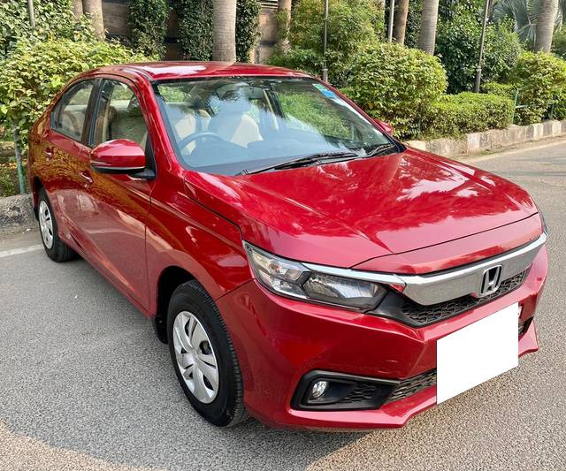 https://images10.gaadi.com/usedcar_image/3692388/original/processed_img2923635__used_car_2923635_1701161032.jpg?imwidth=6400