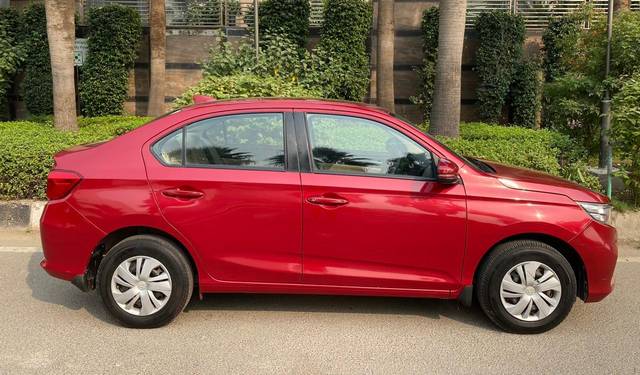 https://images10.gaadi.com/usedcar_image/3692388/original/processed_img2923635__used_car_2923635_1701161041.jpg?imwidth=6401