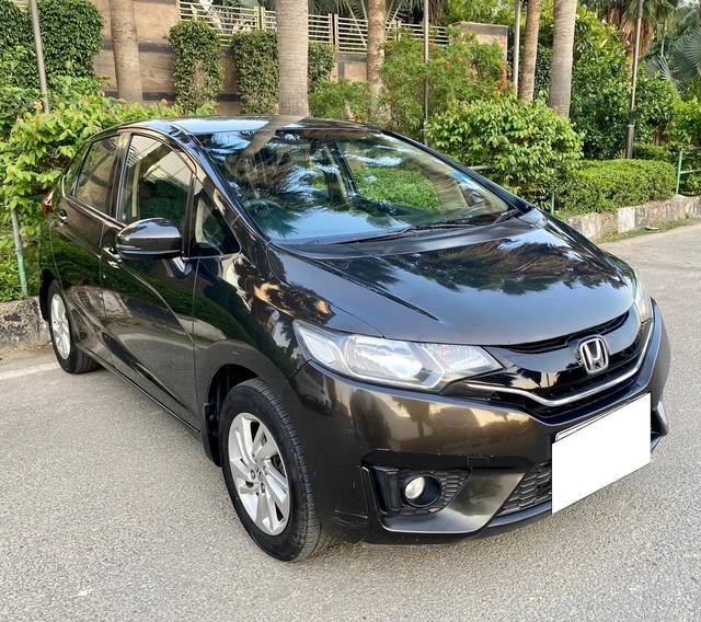 https://images10.gaadi.com/usedcar_image/3692395/original/processed_img2923638__used_car_2923638_1701161257.jpg?imwidth=6400