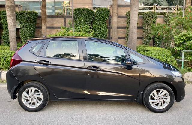 https://images10.gaadi.com/usedcar_image/3692395/original/processed_img2923638__used_car_2923638_1701161266.jpg?imwidth=6401