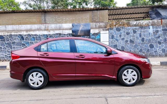 https://images10.gaadi.com/usedcar_image/3692406/original/img2923642__used_car_2923642_1701161616.jpg?imwidth=6402
