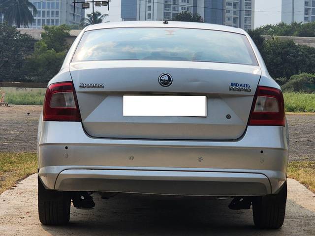 https://images10.gaadi.com/usedcar_image/3692425/original/processed_img2923649__used_car_2923649_1701162121.jpg?imwidth=6401