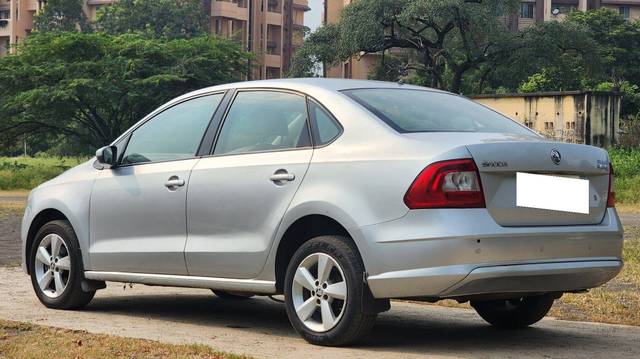 https://images10.gaadi.com/usedcar_image/3692425/original/processed_img2923649__used_car_2923649_1701162132.jpg?imwidth=6402