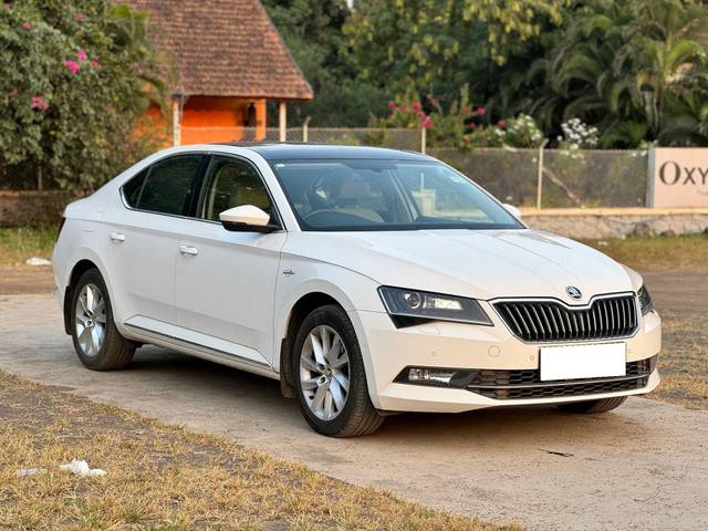 https://images10.gaadi.com/usedcar_image/3692477/original/processed_img2923676__used_car_2923676_1701163633.jpg?imwidth=6400