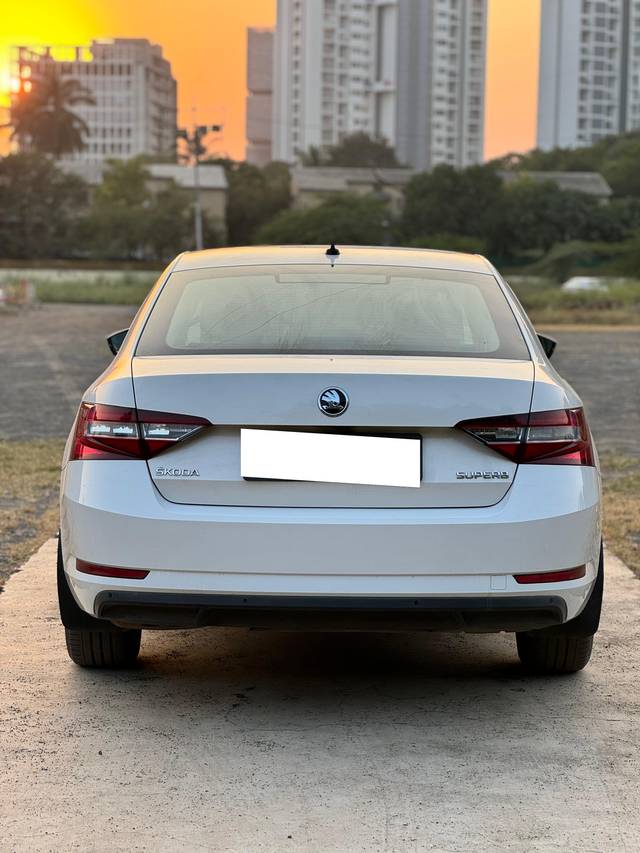 https://images10.gaadi.com/usedcar_image/3692477/original/processed_img2923676__used_car_2923676_1701163639.jpg?imwidth=6402