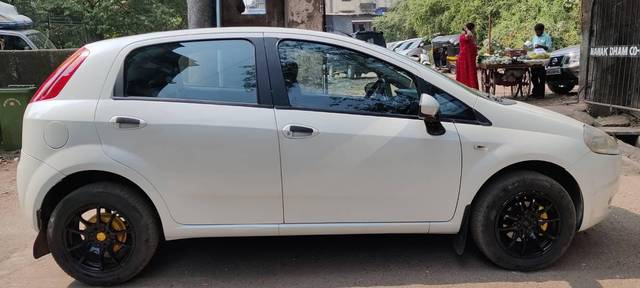 https://images10.gaadi.com/usedcar_image/3692553/original/processed_8749a915-7c1d-4cd0-8e55-3a93fa6d61e2.jpg?imwidth=6401
