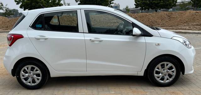 https://images10.gaadi.com/usedcar_image/3692567/original/img2923737__usedcar_9_2923737_1701165763.jpg?imwidth=6401