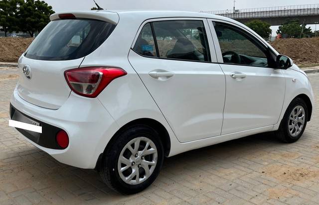 https://images10.gaadi.com/usedcar_image/3692567/original/processed_img2923737__usedcar_14_2923737_1701165770.jpg?imwidth=6402