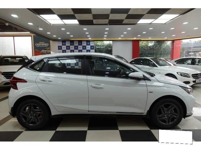 https://images10.gaadi.com/usedcar_image/3692595/original/processed_img2923752__used_car_2923752_1701166674.jpg?imwidth=6401