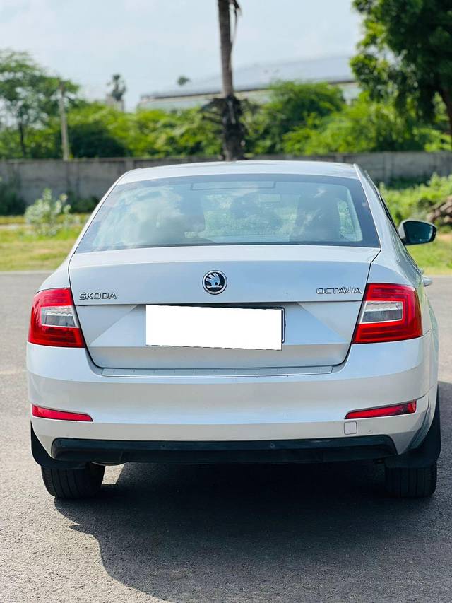 https://images10.gaadi.com/usedcar_image/3692620/original/processed_img2923766__usedcar_whatsappimage2023_11_21at130051_3__15261701167055_1701167102.jpeg?imwidth=6401