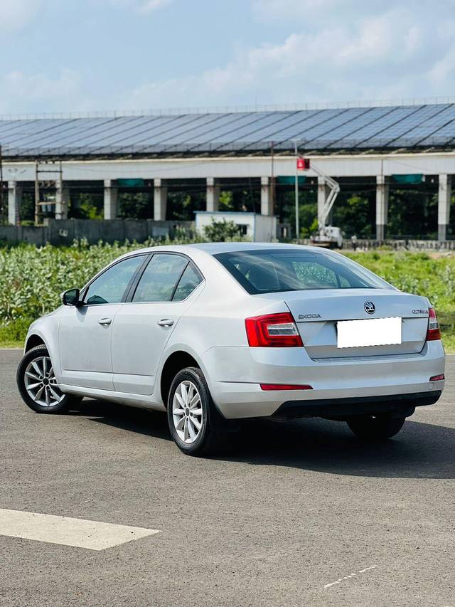 https://images10.gaadi.com/usedcar_image/3692620/original/processed_img2923766__usedcar_whatsappimage2023_11_21at130051_4__15261701167055_1701167103.jpeg?imwidth=6402