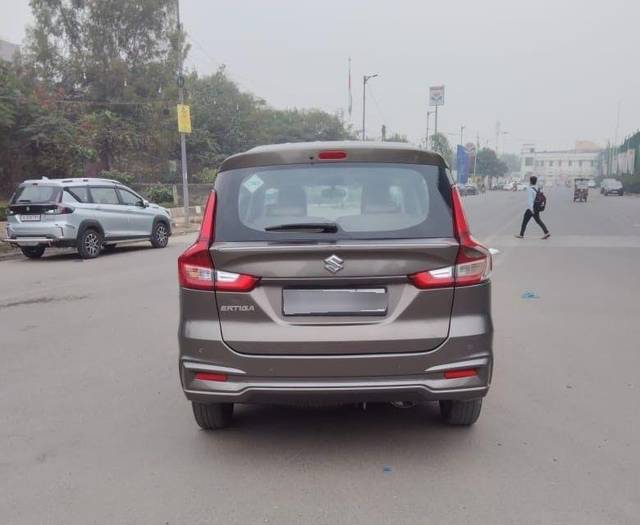 https://images10.gaadi.com/usedcar_image/3692691/original/processed_img2923809__usedcar_photo_2023_11_28_13_59_21_2__7601701169108_1701169120.jpg?imwidth=6402