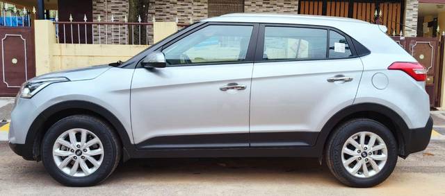 https://images10.gaadi.com/usedcar_image/3692693/original/processed_img2923810__used_car_2923810_1701169287.jpg?imwidth=6402