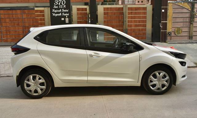 https://images10.gaadi.com/usedcar_image/3692804/original/processed_img2923873__usedcar_dsc_0215_2923873_1701242586.jpg?imwidth=6401