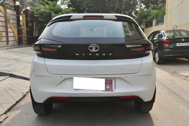 https://images10.gaadi.com/usedcar_image/3692804/original/processed_img2923873__usedcar_dsc_0219_2923873_1701242586.jpg?imwidth=6402